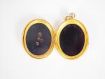 Médaillon porte-photo Napoléon III en or jaune, onyx et perles...