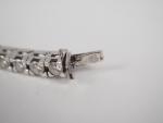 Bracelet articulé en or blanc orné de 51 petits diamants....