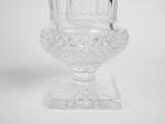 SAINT-LOUIS. Paire de vases Médicis en cristal. 
Signés.
H. 24,5 cm