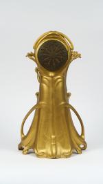 BONNEFONT. Pendule Art Nouveau en régule doré figurant une allégorie...