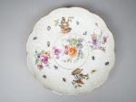 Assiette en porcelaine polychrome de Saxe à décor de fleurs...