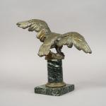 Ecole francaise XIXème
"Aigle aux ailes déployées"
Sculpture en bronze à patine...