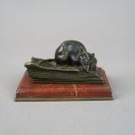 Presse-papier en bronze et marbre "Rat au livre".
H. 6 cm
(accident...