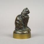 "Chat assis". Sujet en bronze à patine brune.
H. 8,5 cm