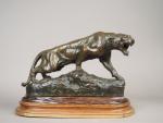 T. CARTIER. "Lionne rugissant"
Sculpture en bronze à patine brune. 
Signée.
H....