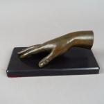 "Main de Sarah Bernhardt". Sculpture en bronze à patine brune.
Fonte...