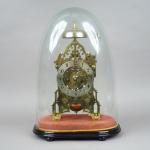 Pendule squelette de style Louis XIV en bronze sous globe.
H....