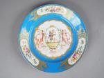 Assiette XIXème en porcelaine de Sèvres polychrome à décor de...