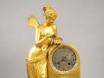 Pendule XIXème en bronze doré, à décor d'une femme ailée...
