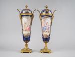 Paire de vases Napoléon III  en porcelaine et bronze...