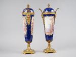 Paire de vases Napoléon III  en porcelaine et bronze...