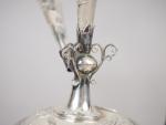 Ensemble de quatre vases soliflores en argent, finement décoré d'oiseaux,...