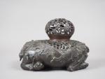Eléphant au repos formant brûle-parfum en bronze, décor finement ciselé...