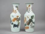 Paire de vases de forme balustre en porcelaine et émaux...