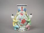 Vase d'applique en porcelaine et émaux de la famille rose...
