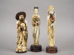 Ensemble comprenant trois statuettes en ivoires polychrome représentant un maraicher,...