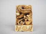 Sceau en stéatite sculpté d'un dragon. 
Chine, XXème siècle.
H. 8...