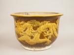 Grande jare martaban, à décor de dragons. 
Chine, vers 1920.
Diam....