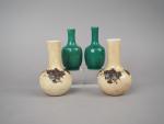 Ensemble comprenant deux paires de vases de maitrise en porcelaine...