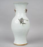Vase de forme balustre en porcelaine et émail céladon craquelé,...