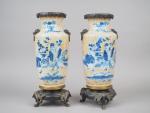 Paire de vases de forme rouleau en porcelaine, à décor...