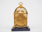 Pendulette en bronze doré en forme de cage à oiseaux.
Cadran...