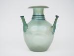 Vase XIXe de style antique en verre irisé.
H. : 26...