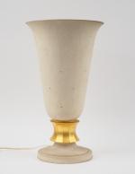 Lampe cornet 1940 en t&le laquée blanc et doré..
H. 51...