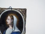 Plaque en émail peint polychrome représentant la Vierge en buste...