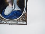 Plaque en émail peint polychrome représentant la Vierge en buste...
