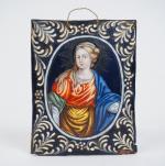 Plaque en émail peint polychrome représentant une sainte Femme dans...