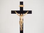 Crucifix XVIIème en ébène, ivoire sculpté et bois noirci. 
H....