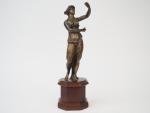 "Danseuse à l'antique"
Sujet en bronze. 
Socle en bois mouluré. 
H....