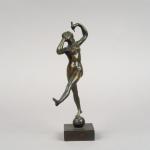 Danseuse à l'antique en bronze patiné.
XIXème siècle.
Terrasse. 
H. 17,5 cm
Expert...