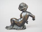 Enfant allongé en bronze patiné.
XIXème siècle.
H. 12 cm
(fissure au cou)
Expert...