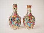 Paire de vases soliflores XIXème en porcelaine polychrome de Canton....