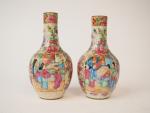 Paire de vases soliflores XIXème en porcelaine polychrome de Canton....