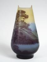 GALLE. Vase piriforme en verre, à décor gravé en