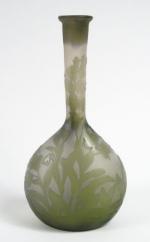 GALLE. Vase soliflore en verre, à décor gravé en