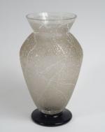 DAUM. Vase Art Déco en verre givré, à décor de