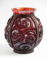 LORRAIN. Vase Art Déco en verre marbré rouge et