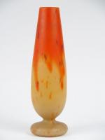 Vase ovoïde sur piédouche Art Déco en verre marbré