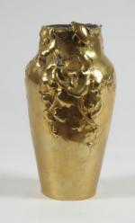 F. DEBON. Vase Art Nouveau en bronze, à décor en