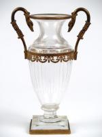 Vase à anses de style Louis XVI en cristal,