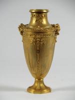 BARBEDIENNE. Vase en bronze doré de style Louis