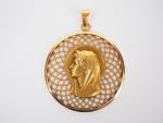 Médaille religieuse en or jaune, figurant la Sainte Vierge de...