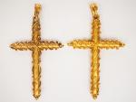 Deux croix en or jaune, à décor de petites perles...