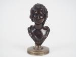 Ecole francaise XIXème. 'Buste de jeune femme'.
Sculpture en bronze à...