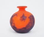 MULLER FRERES. Vase boule en verre poudré mauve et orange.
Signé.
H....
