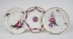 Paire d'assiettes début XIXème en porcelaine, à décor de fleurs...